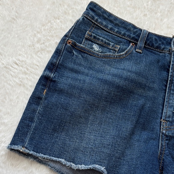 Old Navy Denim Blue Women's Shorts NWOT never worn size 12 - Picture 2 of 8
